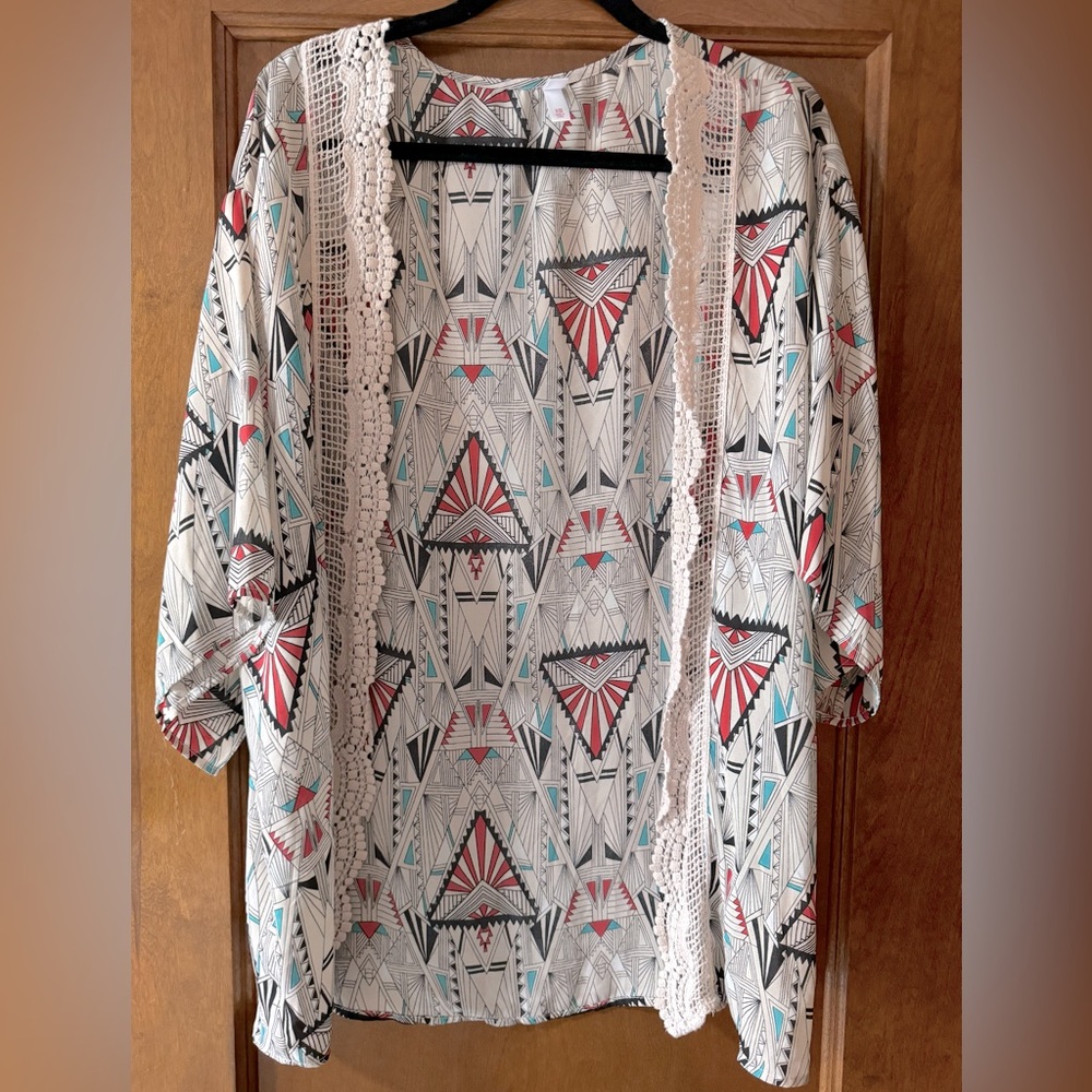 Sheer casual kimono Aztec like print, lightweight! Great for beach, day to night